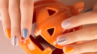 Decentní halloweenské nehty 2025: Stylová manikúra, kterou si zamilují i elegantní minimalistky
