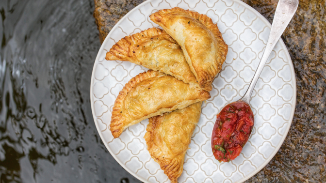 Recept: Rybí taštičky z křehkého těsta s rajčatovou salsou Recept: Rybí taštičky z křehkého těsta s rajčatovou salsou