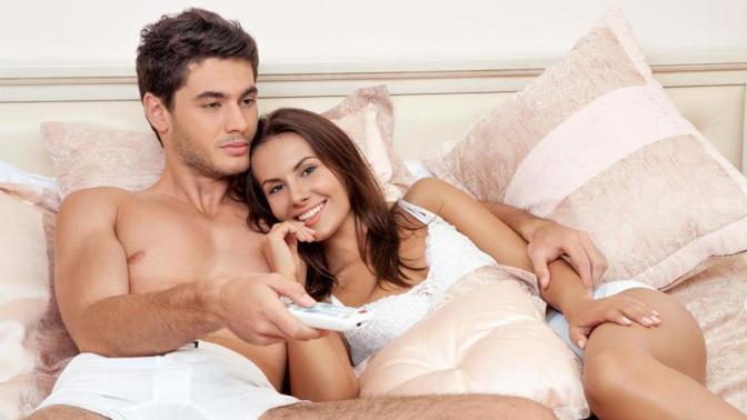Televize v ložnici? Odborníci tvrdí, že budete mít více sexu