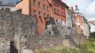 Armáda historický dům v Lokti zcela zničila, dnes díky šikovné majitelce znovu ožil a z ruiny je klenot