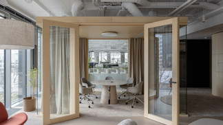Jak by vypadala ideální kancelář, pokud by si ji architekti navrhli sami pro sebe? Delta Pods Architects přichází s vizí pracovního prostoru, který propojuje architekturu a projekci do harmonického celku.
