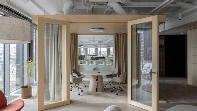 Jak by vypadala ideální kancelář, pokud by si ji architekti navrhli sami pro sebe? Delta Pods Architects přichází s vizí pracovního prostoru, který propojuje architekturu a projekci do harmonického celku.
