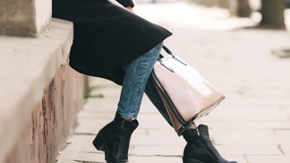 Motorkářské kozačky mohou působit rebelsky i elegantně. 
