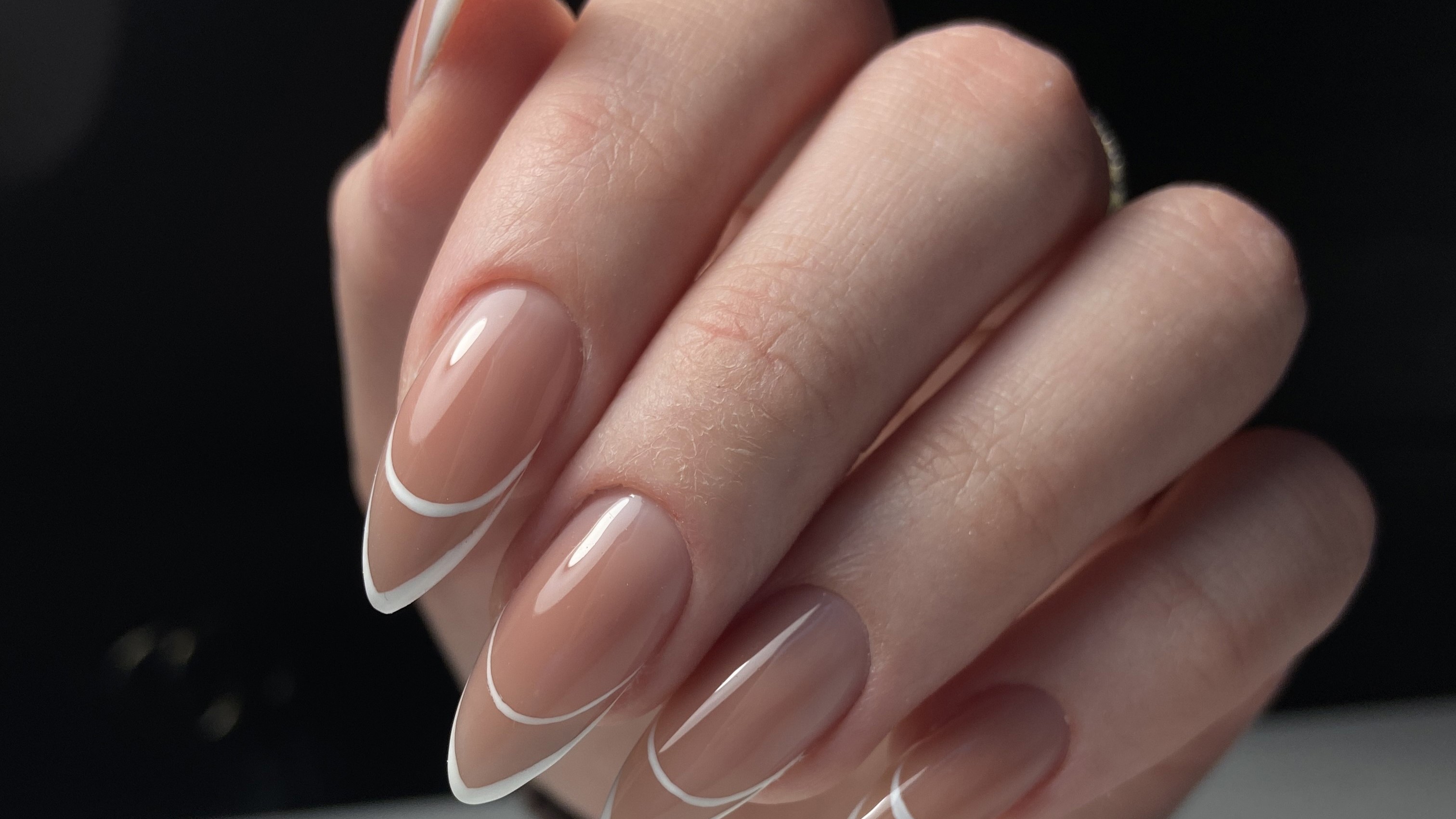 Toffee nails jsou pro podzimní dny jako stvořené. Navíc krásně ladí s většinou outfitů. 
