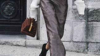 Kabelky s originální strukturou se stanou středobodem každého outfitu. Na jaké kousky se letos můžete těšit? 
