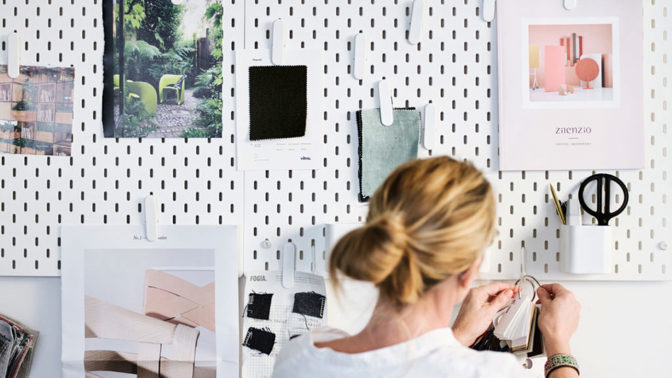 Dírkovaná deska s širokým příslušenstvím nabízí spoustu možností, jak si uspořádat nářadí i výtvarný materiál. Prodává Ikea, od 499 Kč
