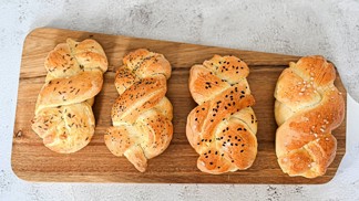 Recept od babičky, který se dědí po generace: Domácí křupavé houstičky za pár korun Recept od babičky, který se dědí po generace: Domácí křupavé houstičky za pár korun