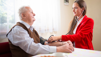 Seniorů odkázaných na pomoc přibývá: Řešením je domácí péče hrazená pojišťovnou, lidé o ní ale neví