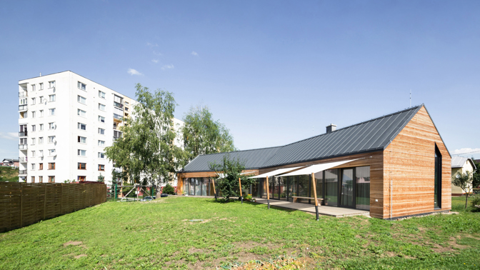 Mladý pár se dvěma malými dětmi dřív bydlel ve stísněném bytě. Přáli si víc prostoru, ale také soukromí ve vlastním rodinném domě. Ideálním řešením se ukázala jednoduchá a ekonomicky výhodná dřevostavba.
