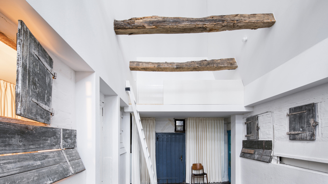 Do prastaré zemědělské chátrající usedlosti vestavěli moderní rodinný dům Do prastaré zemědělské chátrající usedlosti vestavěli moderní rodinný dům