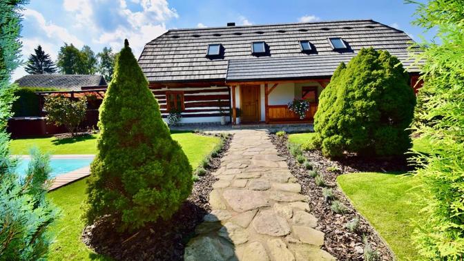 Dvou set let stará chalupa zasazená v srdci Žďárských vrchů nabízí soukromí a kouzelnou atmosféru tradiční architektury.
