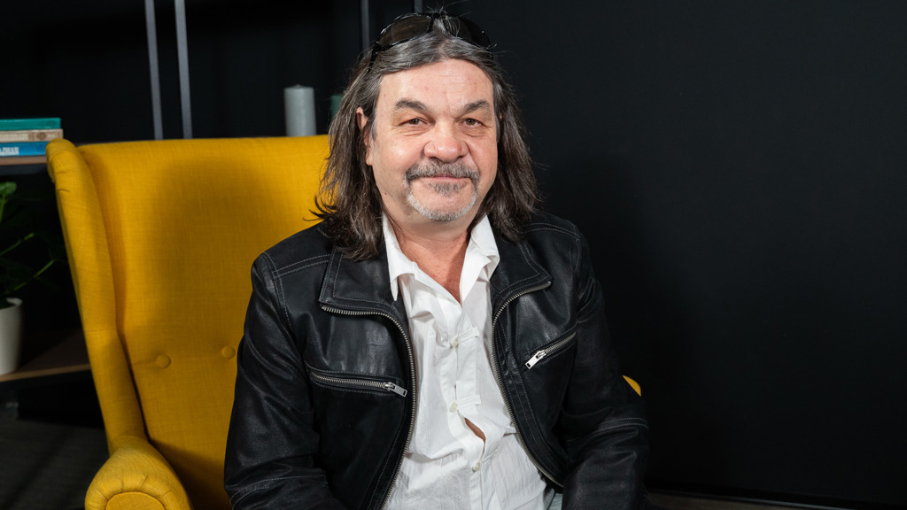 Extra host Robert Kozler 03