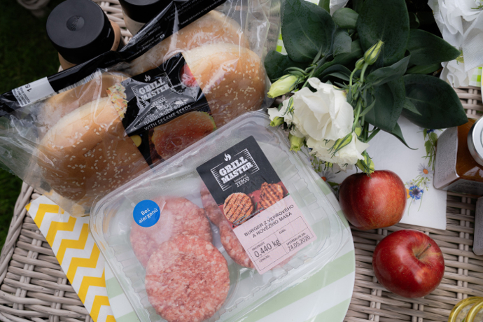 Tesco představuje letní BBQ nabídku: dostupné grilování od burgerů po rostlinné alternativy