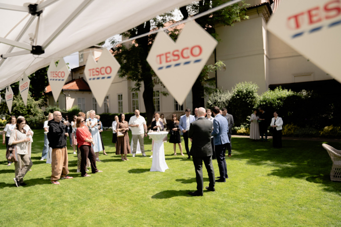 Tesco představuje letní BBQ nabídku: dostupné grilování od burgerů po rostlinné alternativy