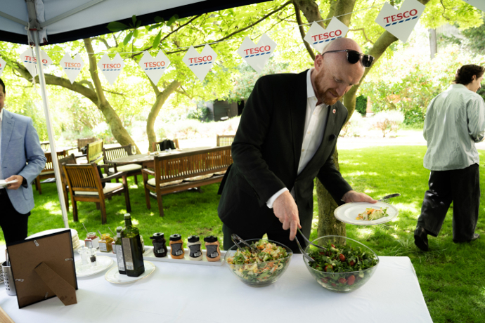 Tesco představuje letní BBQ nabídku: dostupné grilování od burgerů po rostlinné alternativy
