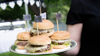 Tesco představuje letní BBQ nabídku: dostupné grilování od burgerů po rostlinné alternativy