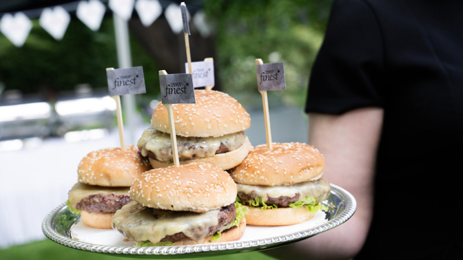Tesco představuje letní BBQ nabídku: dostupné grilování od burgerů po rostlinné alternativy