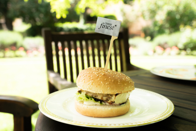 Tesco představuje letní BBQ nabídku: dostupné grilování od burgerů po rostlinné alternativy