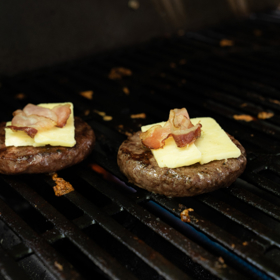 Tesco představuje letní BBQ nabídku: dostupné grilování od burgerů po rostlinné alternativy