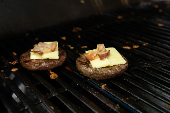 Tesco představuje letní BBQ nabídku: dostupné grilování od burgerů po rostlinné alternativy