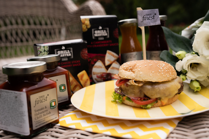 Tesco představuje letní BBQ nabídku: dostupné grilování od burgerů po rostlinné alternativy