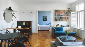 Architektka Adéla Křížková před pár lety odešla na volnou nohu a její první zakázka byla vytvořit nový koncept advokátních kanceláří. Při práci tam potkala Filipa, který se právě chystal se svým přítelem Michalem rekonstruovat byt na Vinohradech. Padli si do oka a pochvalují si, jak všechno proběhlo hladce a bez potíží.
Architektka Adéla Křížková před pár lety odešla na volnou nohu a její první zakázka byla vytvořit nový koncept advokátních kanceláří. Při práci tam potkala Filipa, který se právě chystal se svým přítelem Michalem rekonstruovat byt na Vinohradech. Padli si do oka a pochvalují si, jak všechno proběhlo hladce a bez potíží.