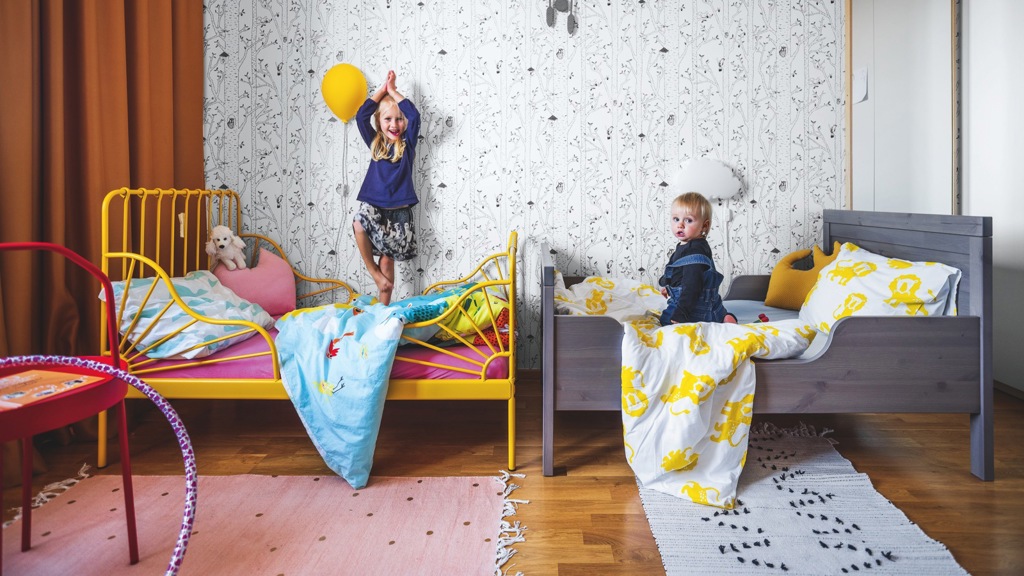 Ještě před pár měsíci tu byla ložnice rodičů a maličký Filip se čtyřletou Elou měli zázemí ve vedlejší místnosti. Ve spolupráci s designérkou se bytová konstelace prohodila a z původního vybavení ložnice zbyly jen zatemňovací závěsy. Jejich výrazná barva inspirovala k ladění celého pokoje.
