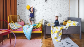 Ještě před pár měsíci tu byla ložnice rodičů a maličký Filip se čtyřletou Elou měli zázemí ve vedlejší místnosti. Ve spolupráci s designérkou se bytová konstelace prohodila a z původního vybavení ložnice zbyly jen zatemňovací závěsy. Jejich výrazná barva inspirovala k ladění celého pokoje.
Ještě před pár měsíci tu byla ložnice rodičů a maličký Filip se čtyřletou Elou měli zázemí ve vedlejší místnosti. Ve spolupráci s designérkou se bytová konstelace prohodila a z původního vybavení ložnice zbyly jen zatemňovací závěsy. Jejich výrazná barva inspirovala k ladění celého pokoje.