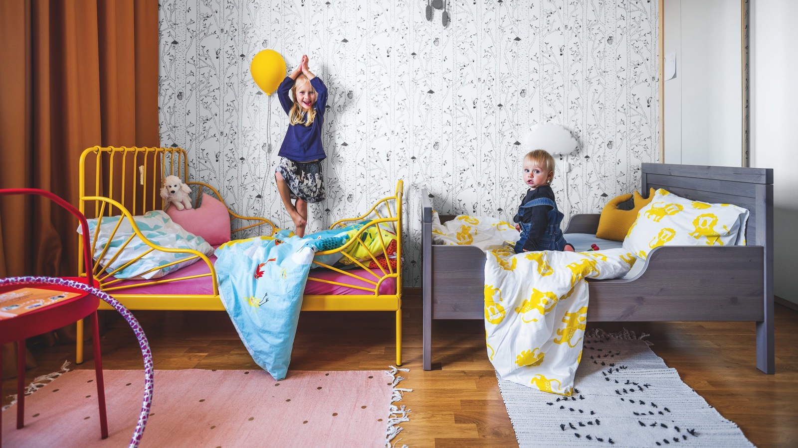 Ještě před pár měsíci tu byla ložnice rodičů a maličký Filip se čtyřletou Elou měli zázemí ve vedlejší místnosti. Ve spolupráci s designérkou se bytová konstelace prohodila a z původního vybavení ložnice zbyly jen zatemňovací závěsy. Jejich výrazná barva inspirovala k ladění celého pokoje.

