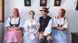 Členové olklorního souboru Jarošovci
