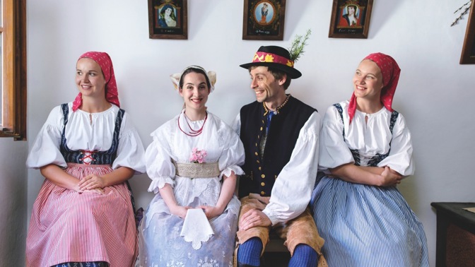 Členové olklorního souboru Jarošovci
