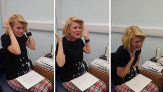 Video: Čtyřicetiletá žena poprvé od narození uslyšela. Její reakce vás dostane