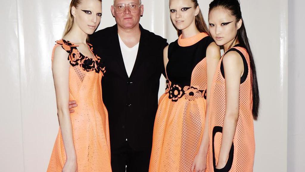 RENOMOVANÝ BRITSKÝ NÁVRHÁŘ GILES DEACON NAVRHNUL KOLEKCI EXKLUZIVNĚ PRO SPOLEČNOST PROCTER & GAMBLE