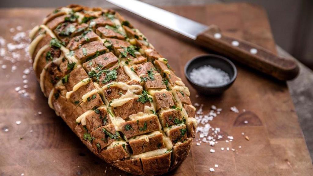 Recept: Zapečený chléb s bylinkami a sýrem
