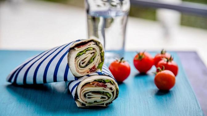 Recept: Burrito rolka se salátem a sýrem Recept: Burrito rolka se salátem a sýrem