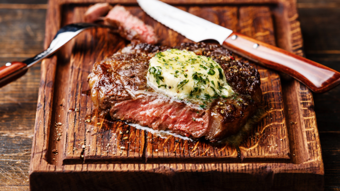 Recept: Hovězí steak s bylinkovým máslem