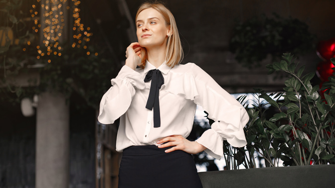 Noblesní, elegantní a přitom jedinečné. Takové jsou topy s mašlí nebo vázankou. 
