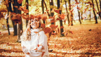 elegant-girl-sunny-autumn-park.jpg 