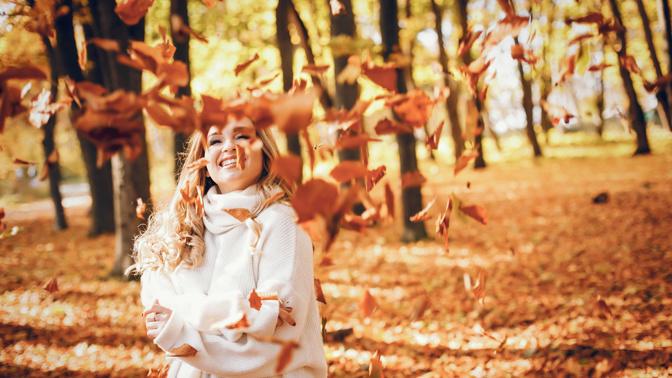elegant-girl-sunny-autumn-park.jpg 