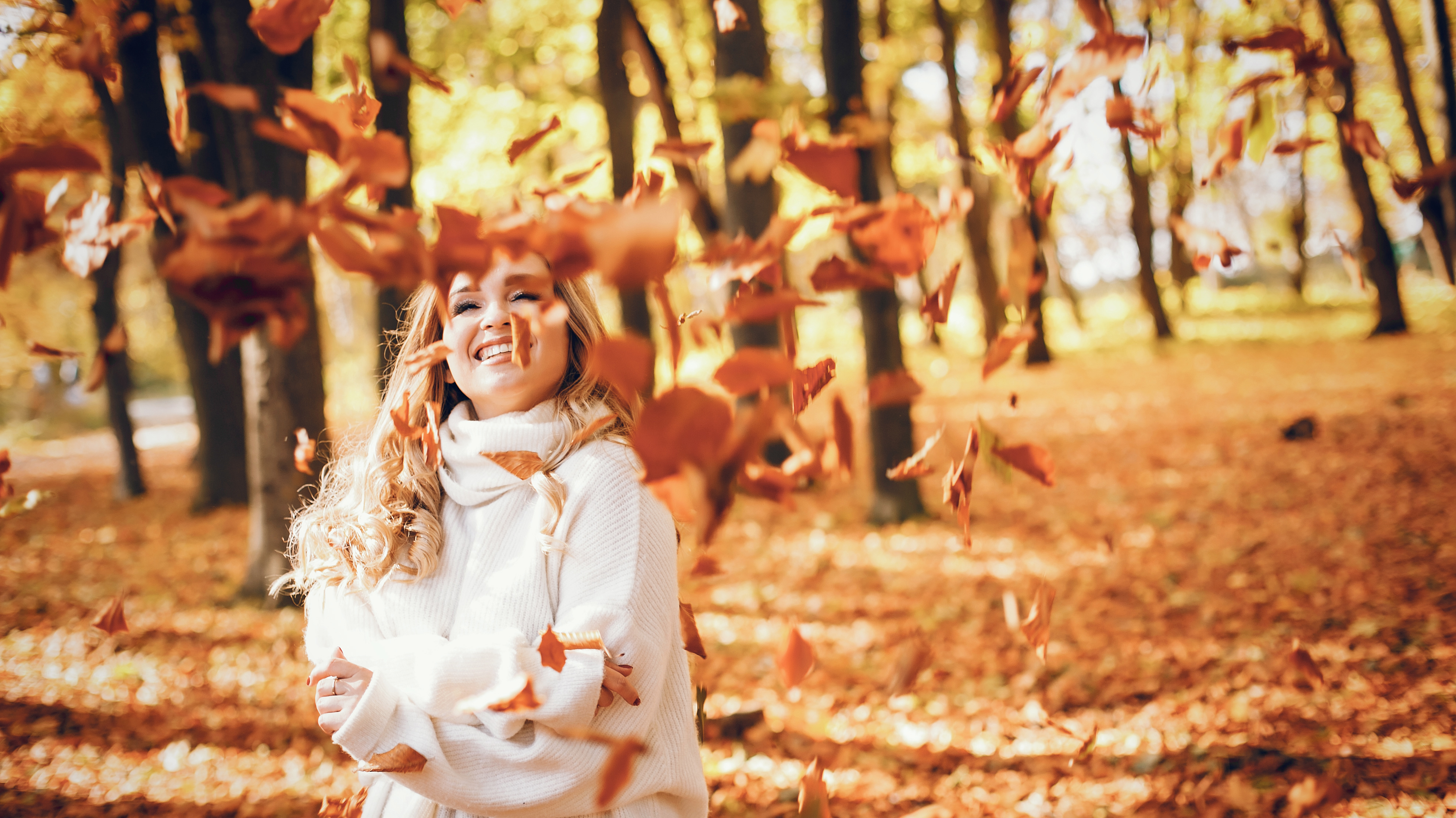 elegant-girl-sunny-autumn-park.jpg