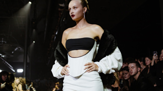 Korzety, pánský styl i balonové sukně: Jaké trendy podzimu 2025 přinesl Mercedes-Benz Prague Fashion Week?