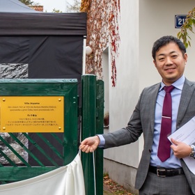 Zástupce japonského velvyslanectví Kei Onishi, ředitel kulturního a informačního centra při odhalení pamětní desky B. M. Eliášové na vile Aoyama v Roztokách Zástupce japonského velvyslanectví Kei Onishi, ředitel kulturního a informačního centra při odhalení pamětní desky B. M. Eliášové na vile Aoyama v Roztokách