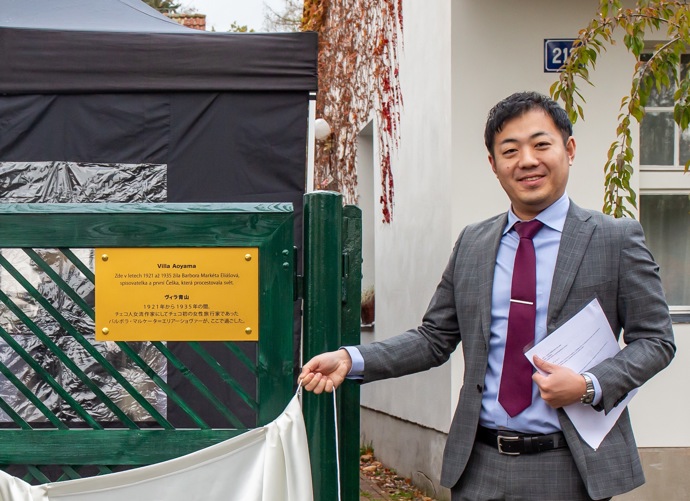 Zástupce japonského velvyslanectví Kei Onishi, ředitel kulturního a informačního centra při odhalení pamětní desky B. M. Eliášové na vile Aoyama v Roztokách Zástupce japonského velvyslanectví Kei Onishi, ředitel kulturního a informačního centra při odhalení pamětní desky B. M. Eliášové na vile Aoyama v Roztokách
