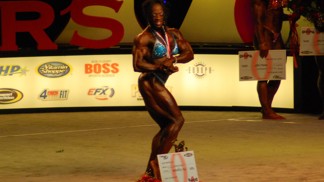 Iris Kyle v roce 2008 na soutěži.
