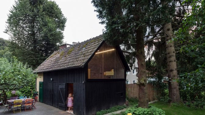 Dřevěný domek je součástí obytného prostoru, stačí jen přeběhnout terasu a jste v pracovně.
Dřevěný domek je součástí obytného prostoru, stačí jen přeběhnout terasu a jste v pracovně.