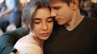 I když byste ho už nezulíbala láskou, jeho opora je důležitější než vášeň.
