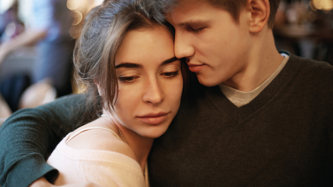 I když byste ho už nezulíbala láskou, jeho opora je důležitější než vášeň.
I když byste ho už nezulíbala láskou, jeho opora je důležitější než vášeň.