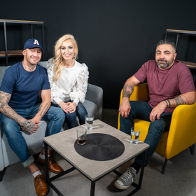 Sámer Issa a Lucie Junková v pořadu eXtra Host.