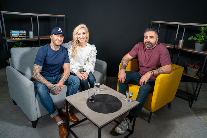 Sámer Issa a Lucie Junková v pořadu eXtra Host.