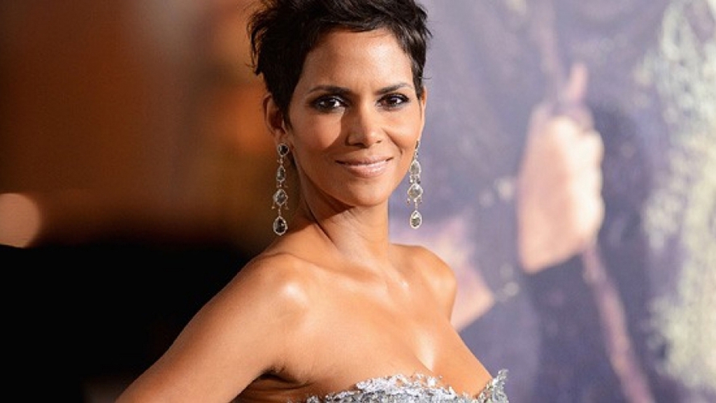 Halle Berry a 10 jejích nejkrásnějších šatů na červeném koberci